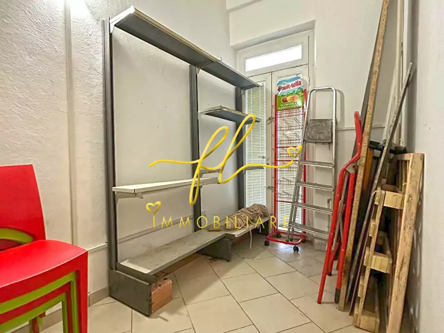 Immagine 15 di Locale commerciale in vendita  a Cecina