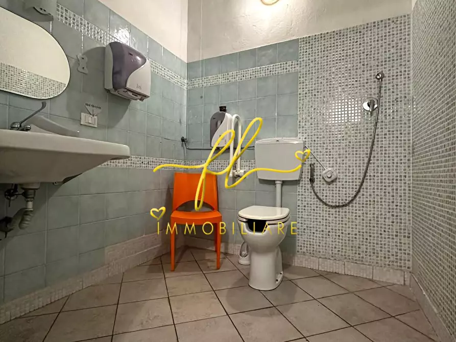 Immagine 13 di Locale commerciale in vendita  a Cecina