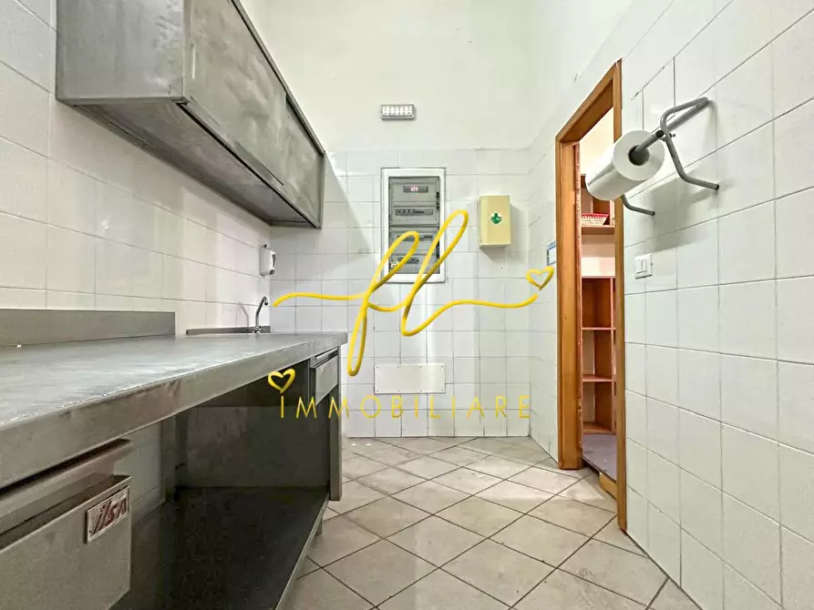 Immagine 9 di Locale commerciale in vendita  a Cecina