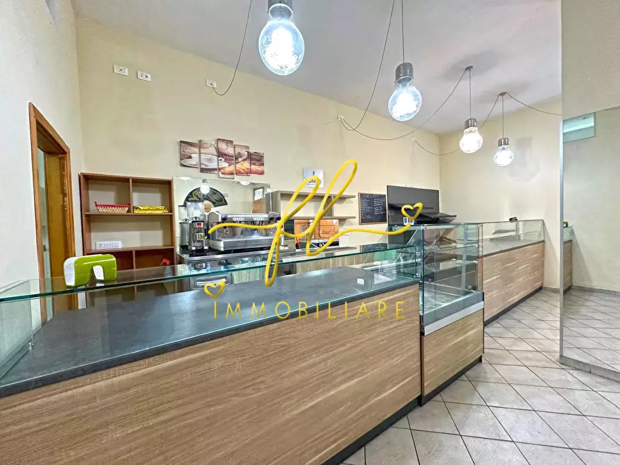 Immagine 1 di Locale commerciale in vendita  a Cecina
