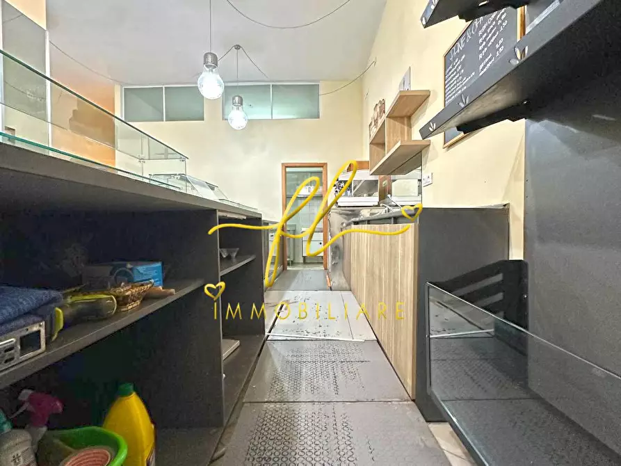 Immagine 19 di Locale commerciale in vendita  a Cecina