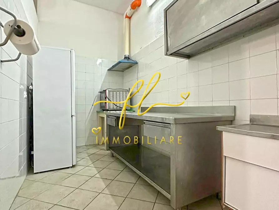 Immagine 10 di Locale commerciale in vendita  a Cecina