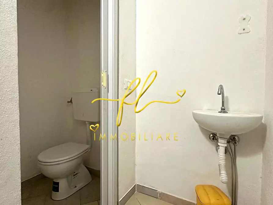 Immagine 14 di Locale commerciale in vendita  a Cecina