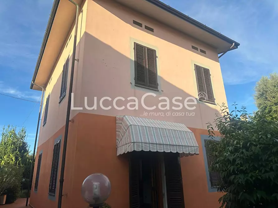 Immagine 2 di Villa in vendita  a Lucca