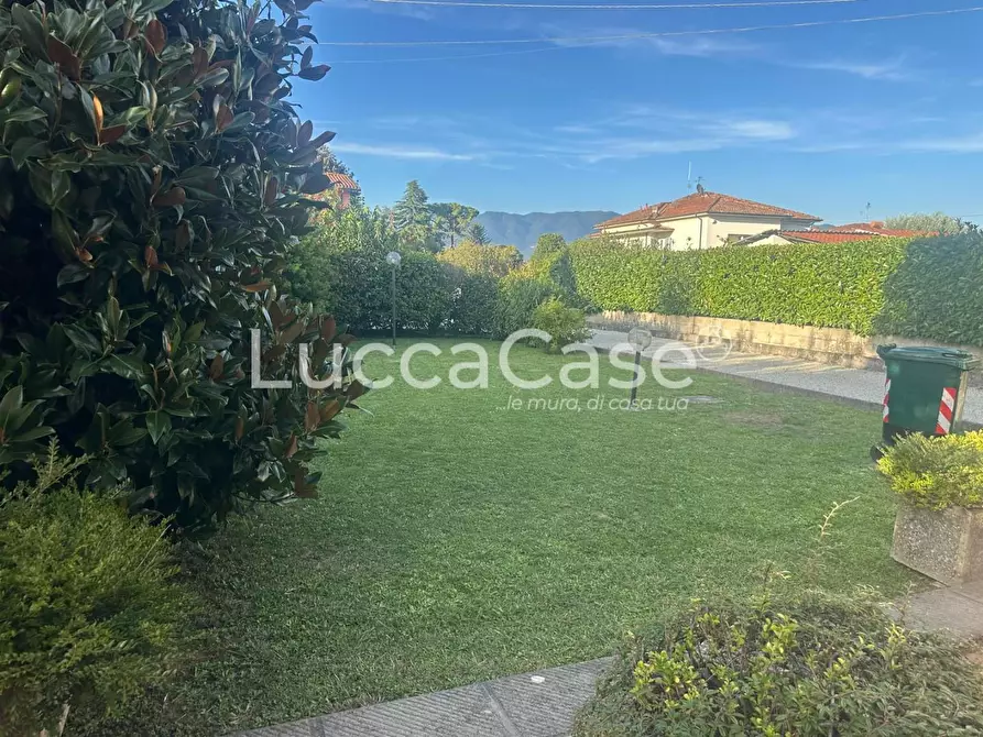 Immagine 23 di Villa in vendita  a Lucca