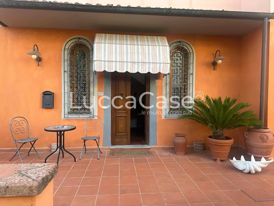 Immagine 4 di Villa in vendita  a Lucca
