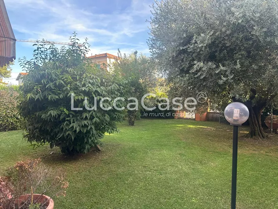 Immagine 9 di Villa in vendita  a Lucca