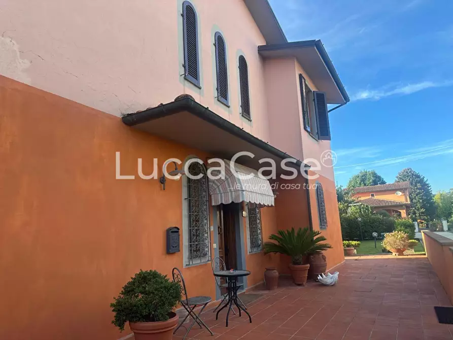 Immagine 7 di Villa in vendita  a Lucca