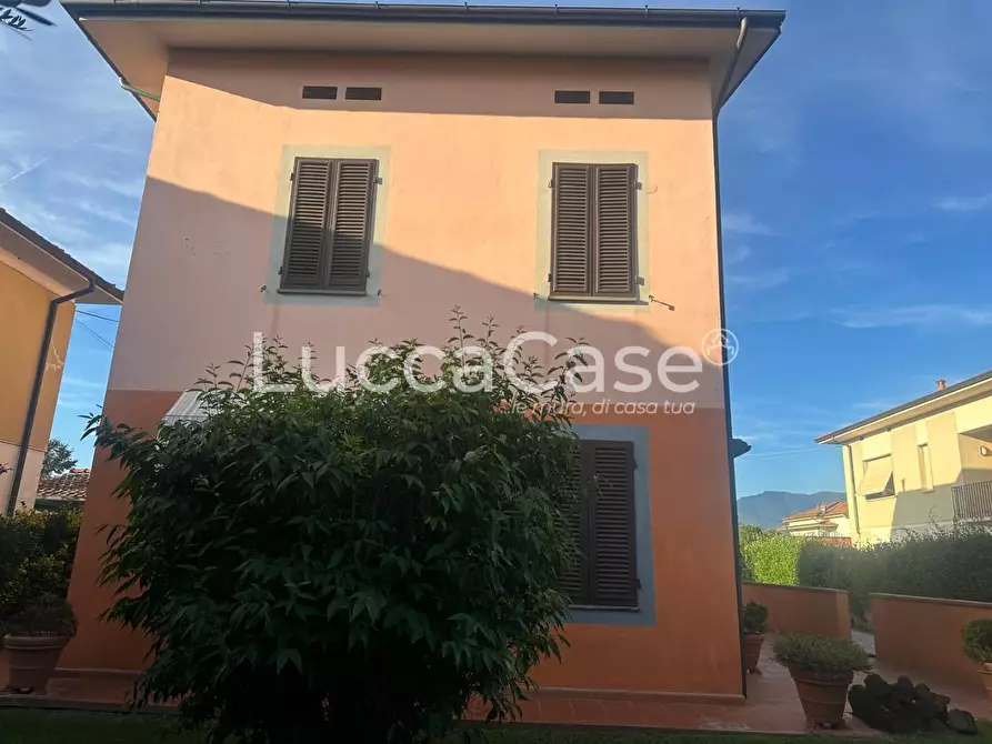 Immagine 3 di Villa in vendita  a Lucca