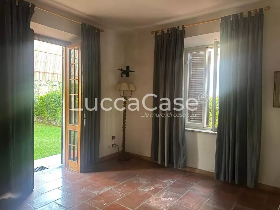 Immagine 8 di Villa in vendita  a Lucca