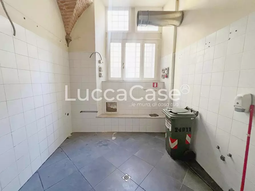 Immagine 5 di Locale commerciale in affitto  a Lucca