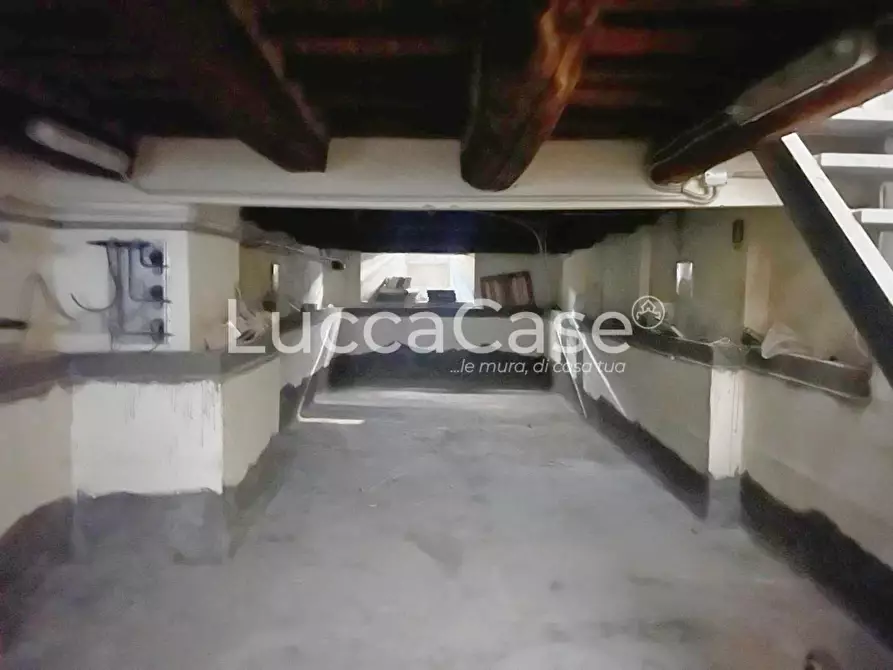 Immagine 8 di Locale commerciale in affitto  a Lucca