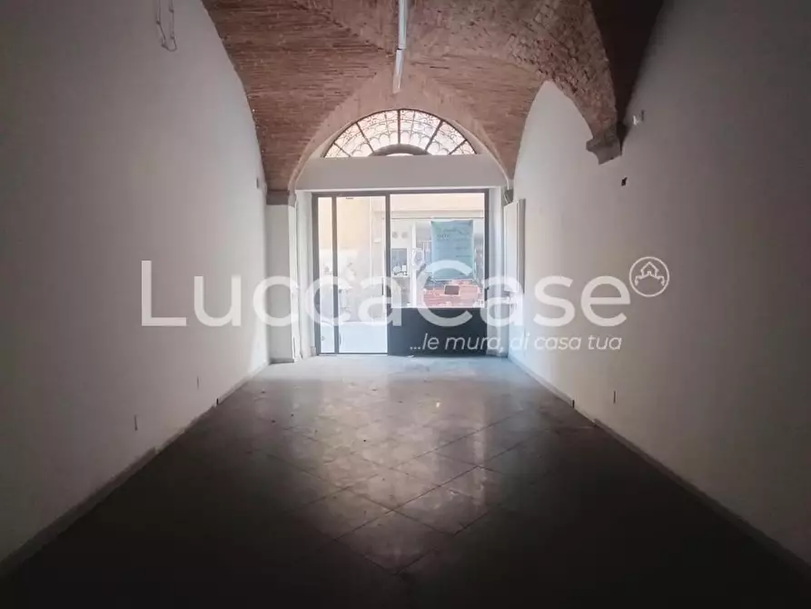 Immagine 4 di Locale commerciale in affitto  a Lucca