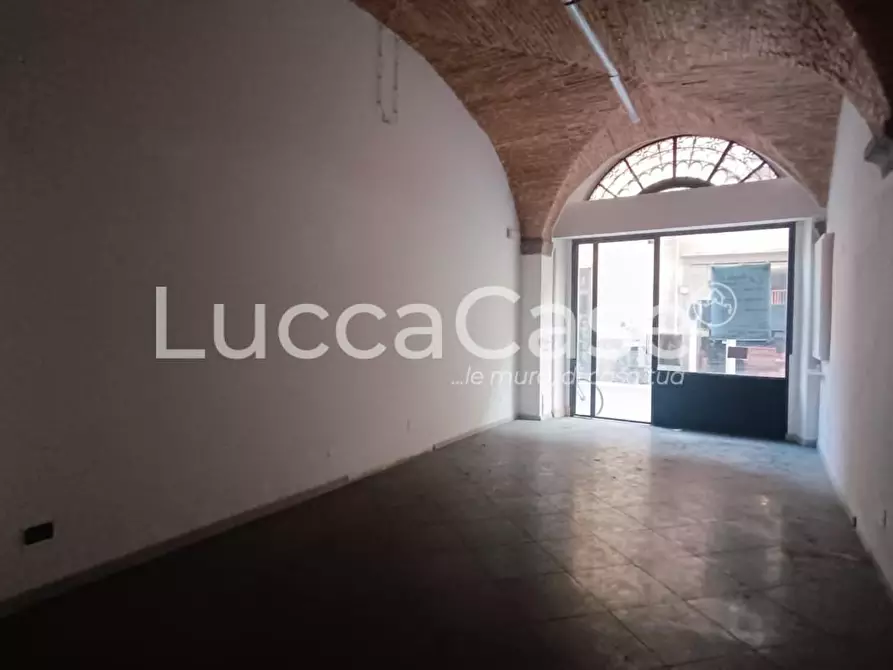 Immagine 3 di Locale commerciale in affitto  a Lucca