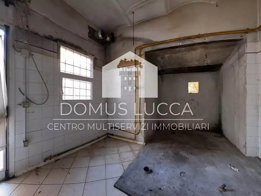 Immagine 5 di Locale commerciale in vendita  a Lucca