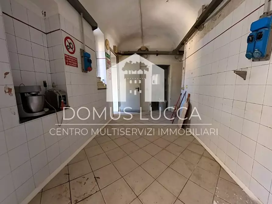 Immagine 3 di Locale commerciale in vendita  a Lucca