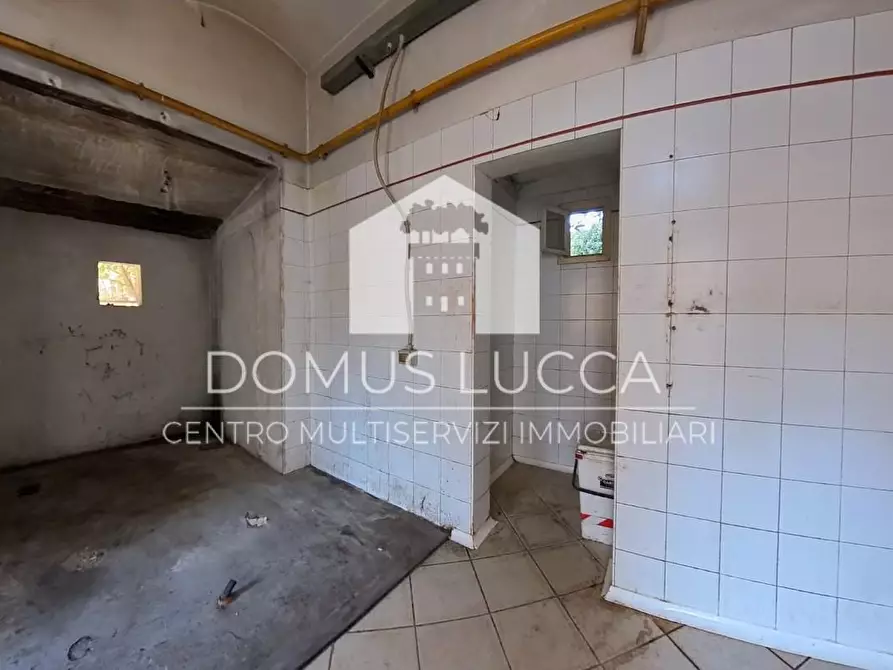 Immagine 6 di Locale commerciale in vendita  a Lucca