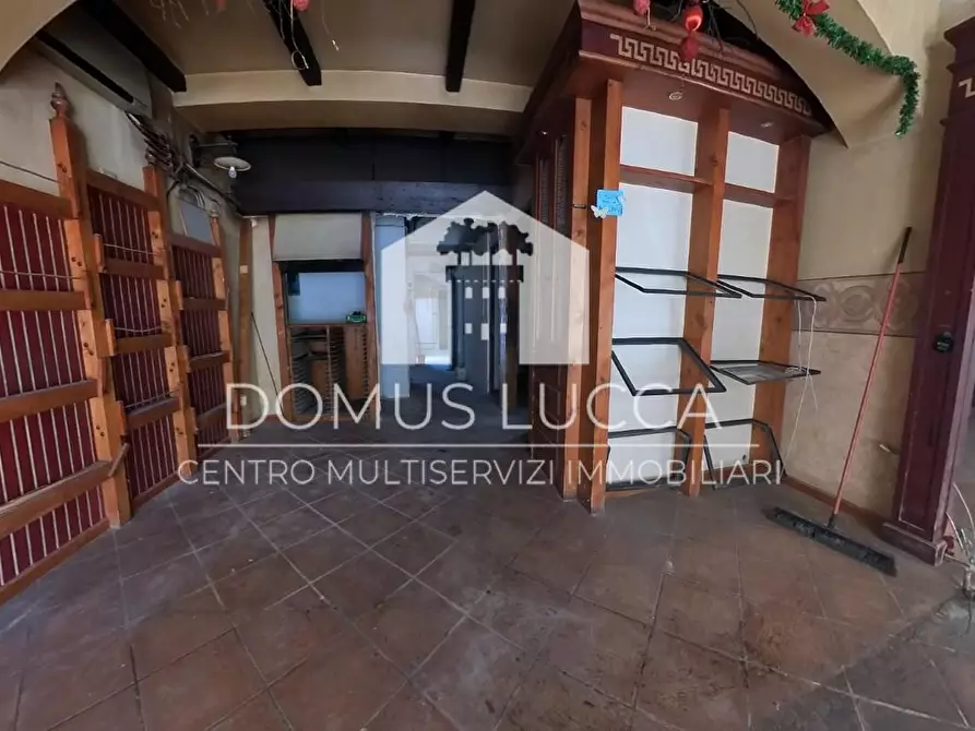 Immagine 12 di Locale commerciale in vendita  a Lucca