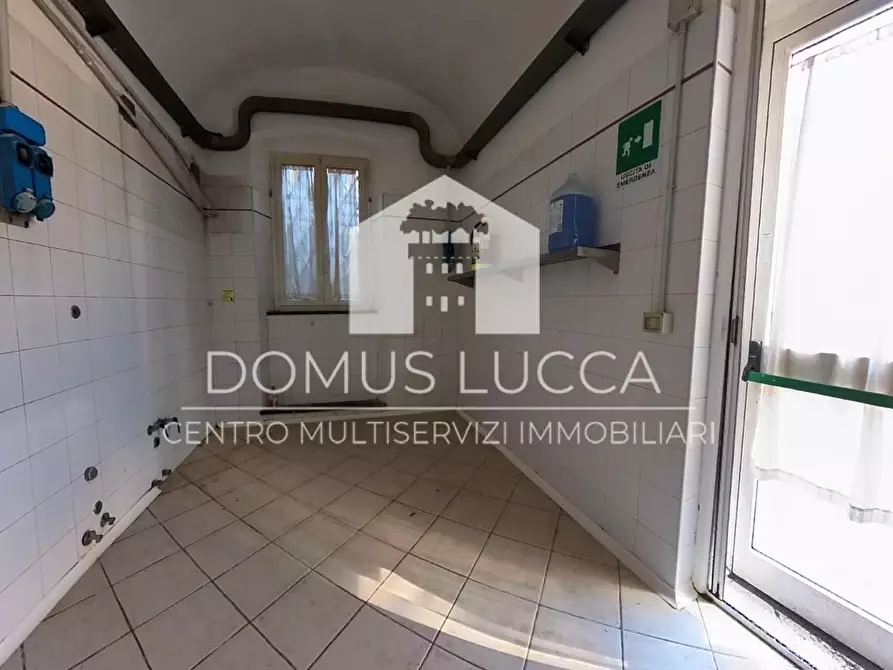 Immagine 2 di Locale commerciale in vendita  a Lucca