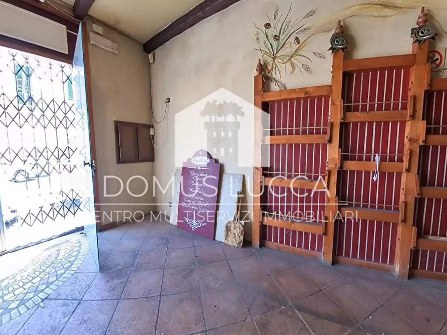 Immagine 7 di Locale commerciale in vendita  a Lucca