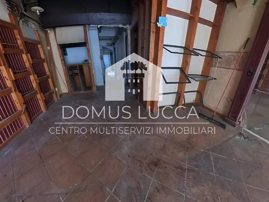 Immagine 10 di Locale commerciale in vendita  a Lucca