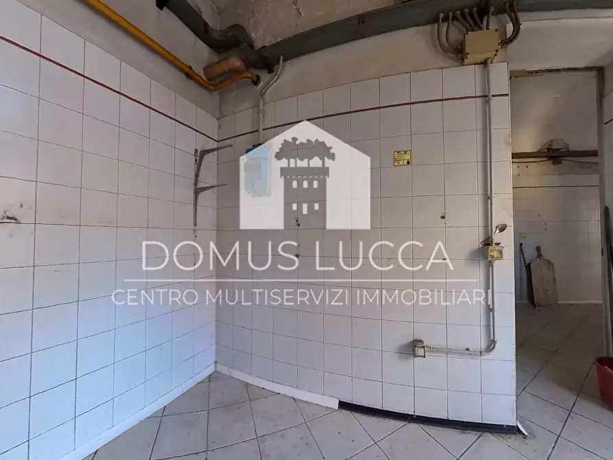 Immagine 4 di Locale commerciale in vendita  a Lucca