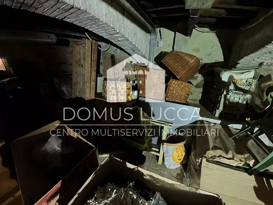 Immagine 9 di Locale commerciale in vendita  a Lucca