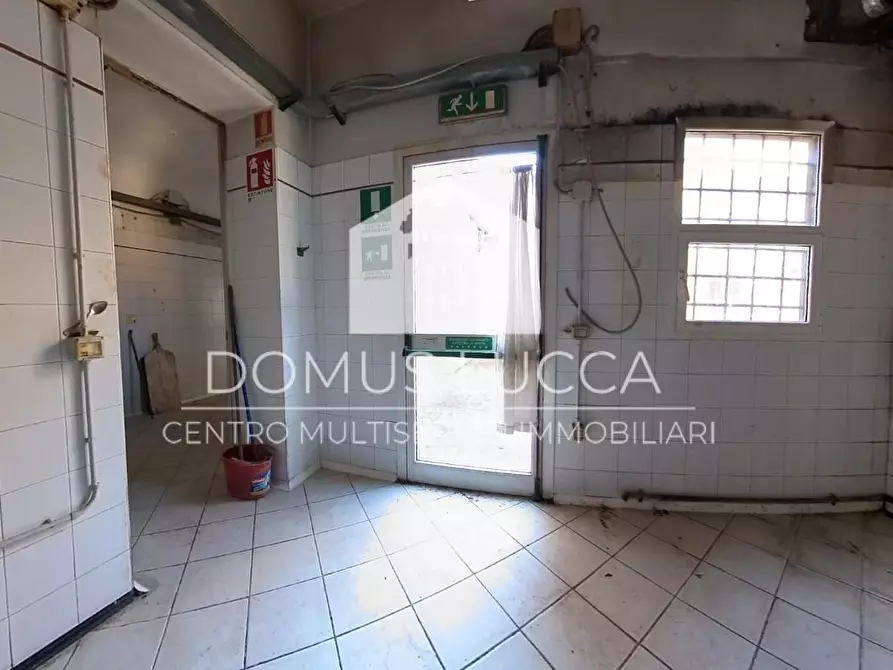 Immagine 11 di Locale commerciale in vendita  a Lucca