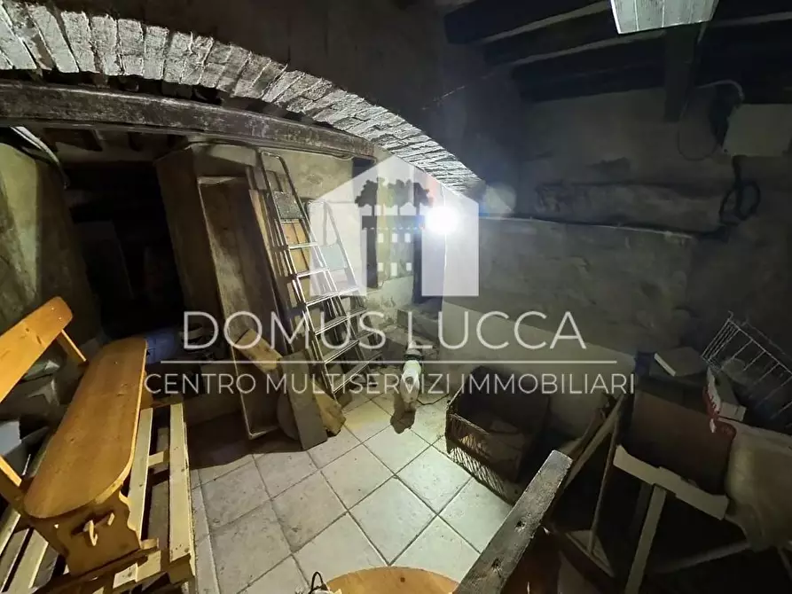 Immagine 8 di Locale commerciale in vendita  a Lucca