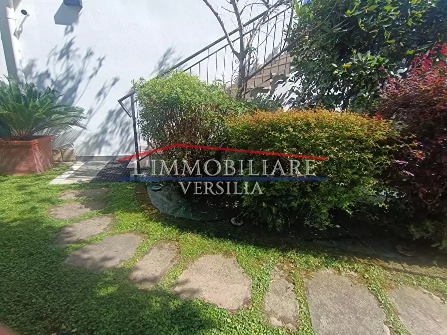 Immagine 6 di Villa in vendita  a Montignoso