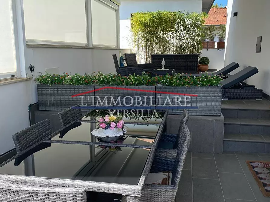 Immagine 17 di Villa in vendita  a Montignoso