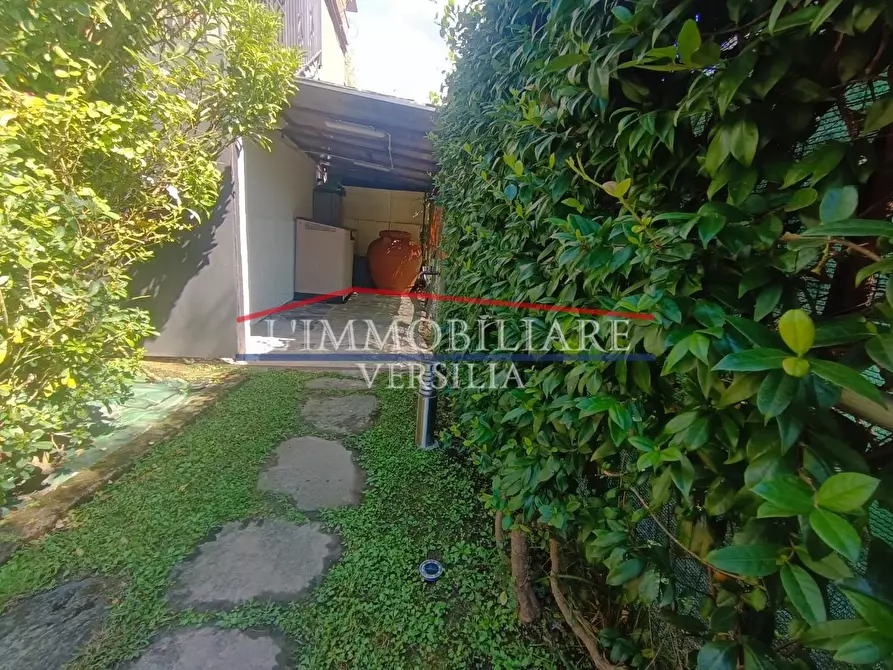 Immagine 3 di Villa in vendita  a Montignoso