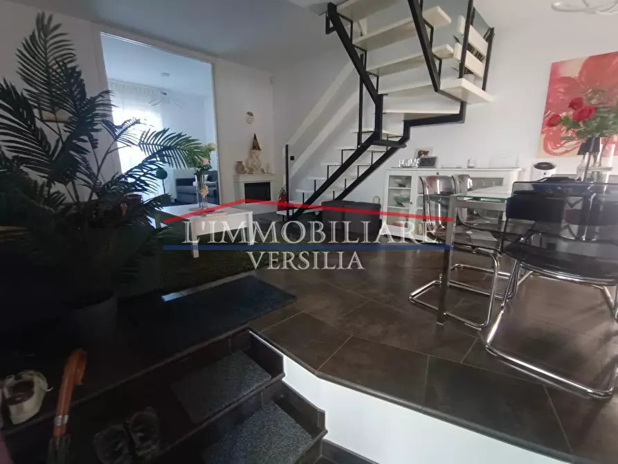 Immagine 47 di Villa in vendita  a Montignoso