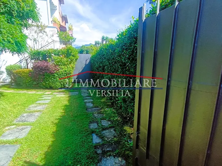 Immagine 2 di Villa in vendita  a Montignoso