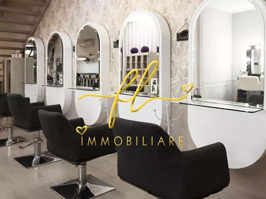 Immagine 1 di Attività commerciale in vendita  a Cecina