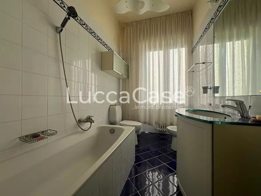 Immagine 14 di Appartamento in vendita  a Lucca