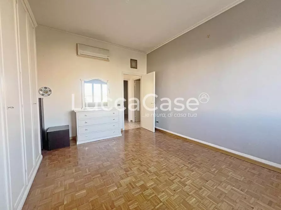 Immagine 10 di Appartamento in vendita  a Lucca