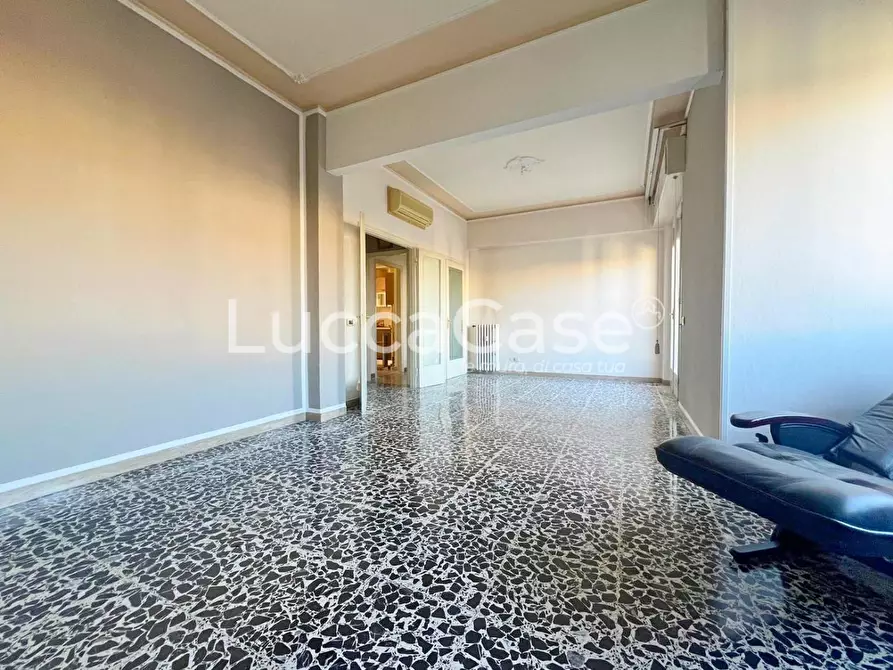 Immagine 2 di Appartamento in vendita  a Lucca