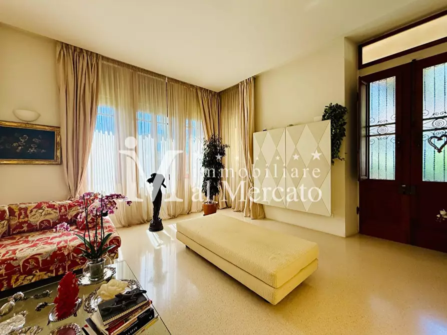 Immagine 11 di Villa in vendita  a Camaiore