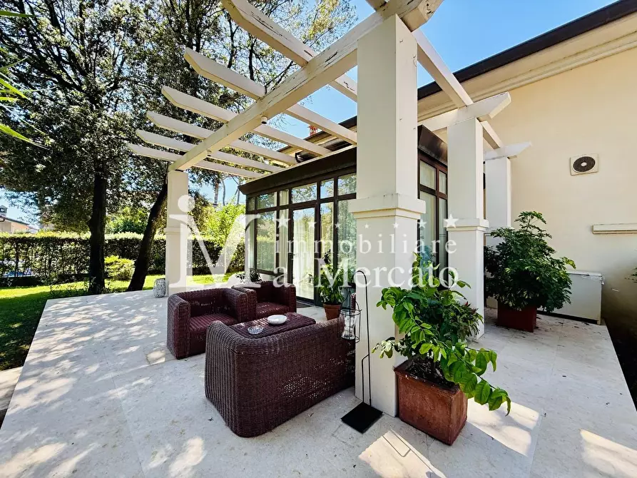 Immagine 24 di Villa in vendita  a Camaiore
