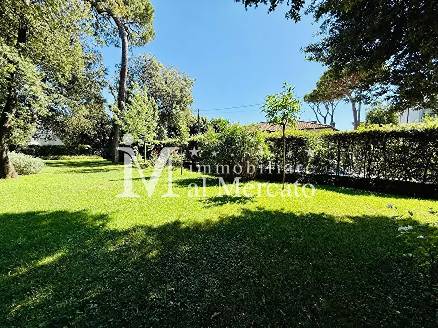 Immagine 79 di Villa in vendita  a Camaiore