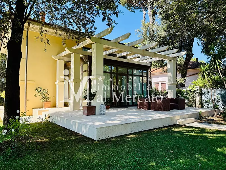 Immagine 6 di Villa in vendita  a Camaiore