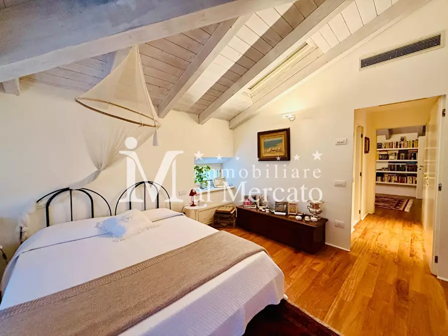 Immagine 50 di Villa in vendita  a Camaiore