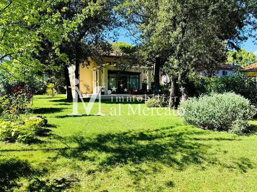 Immagine 3 di Villa in vendita  a Camaiore