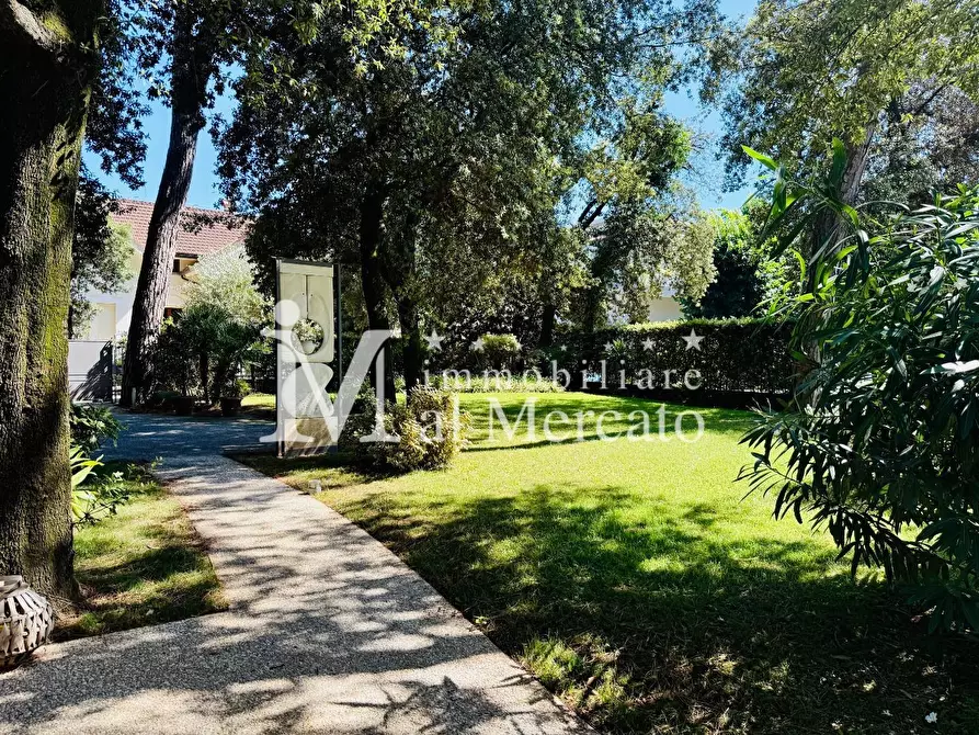 Immagine 76 di Villa in vendita  a Camaiore