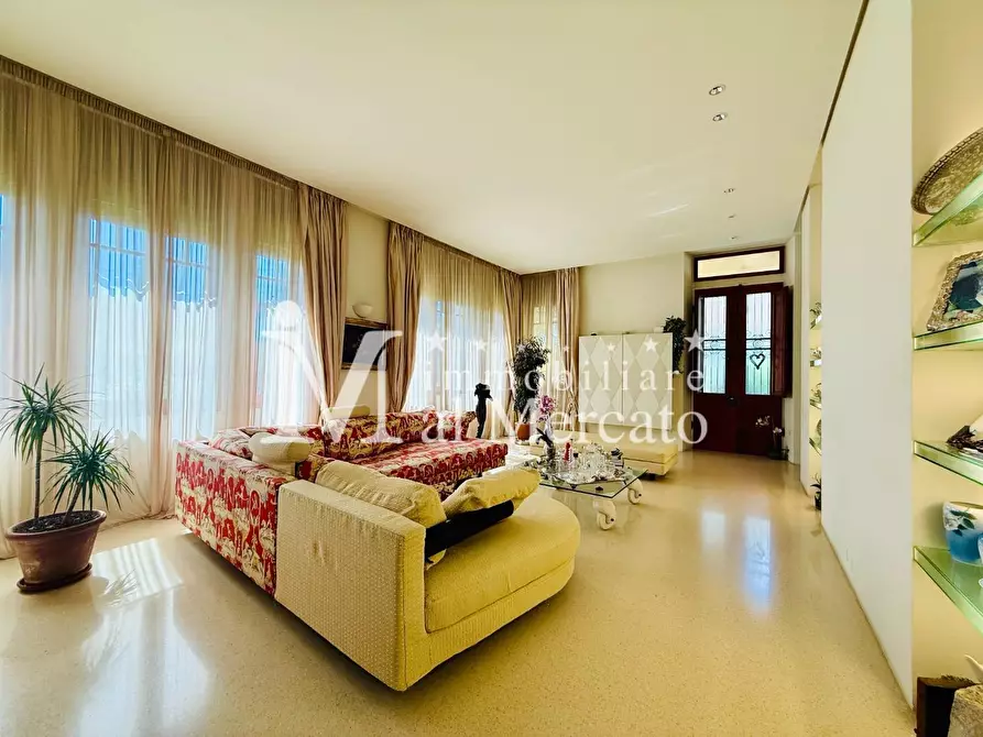 Immagine 13 di Villa in vendita  a Camaiore