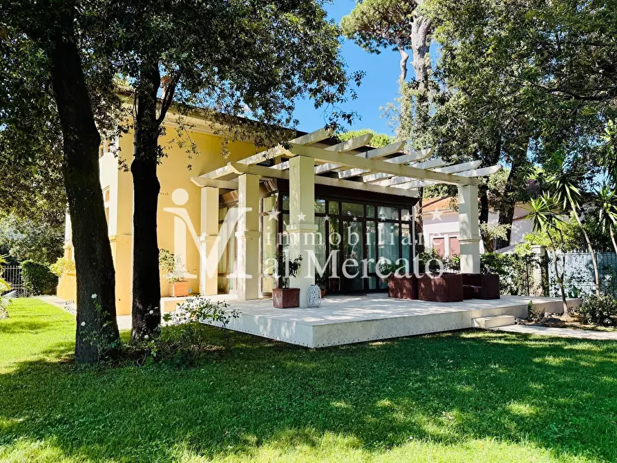 Immagine 2 di Villa in vendita  a Camaiore