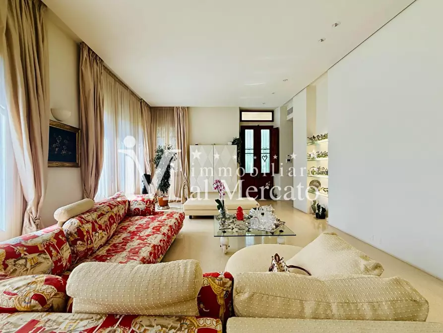 Immagine 12 di Villa in vendita  a Camaiore