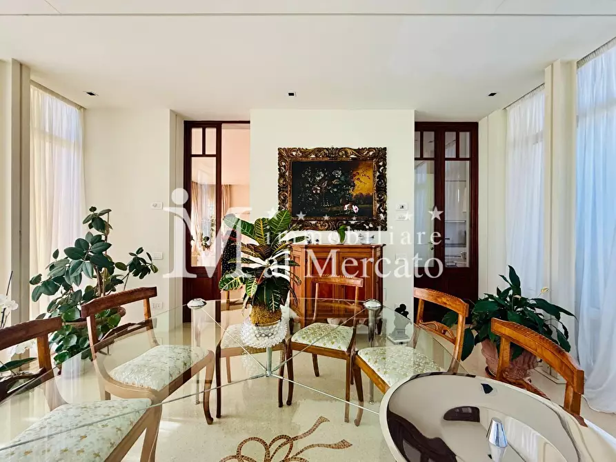 Immagine 21 di Villa in vendita  a Camaiore