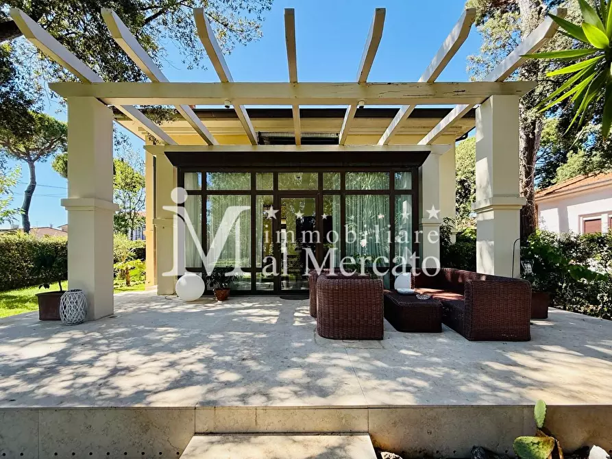 Immagine 25 di Villa in vendita  a Camaiore